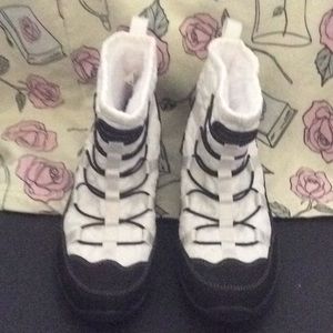 Sketchers Woman’s Short Lined Boots Sz 6 White